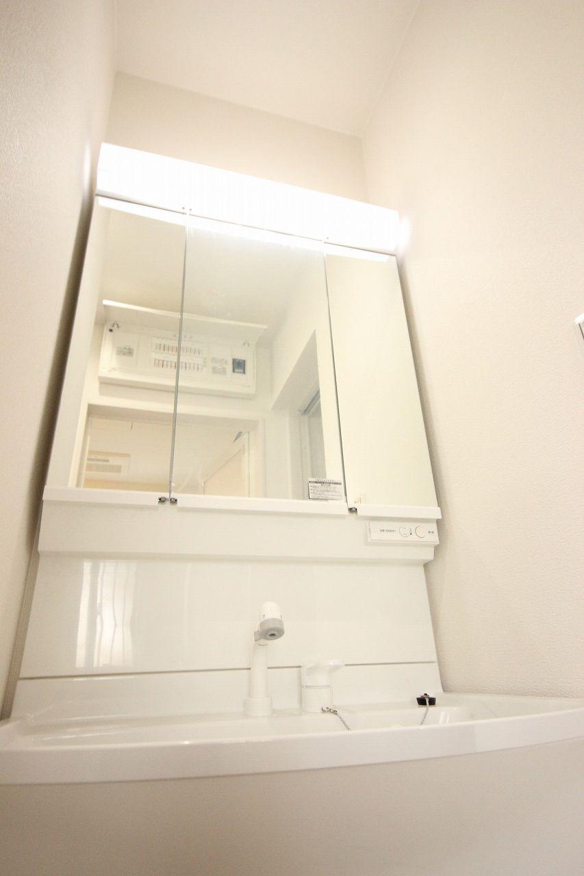 Wash basin, toilet. In the three-sided mirror, It is the amount of storage is large