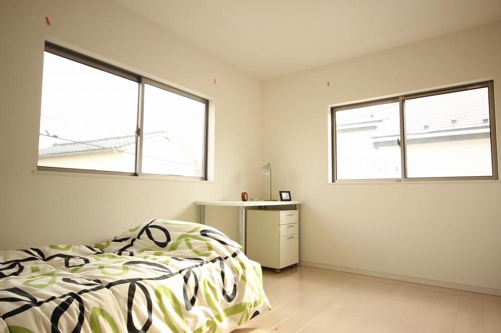 Non-living room. There windows dihedral, It becomes a bright room