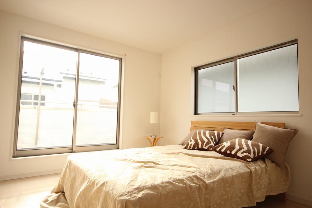 Non-living room. There windows dihedral, It becomes a bright room