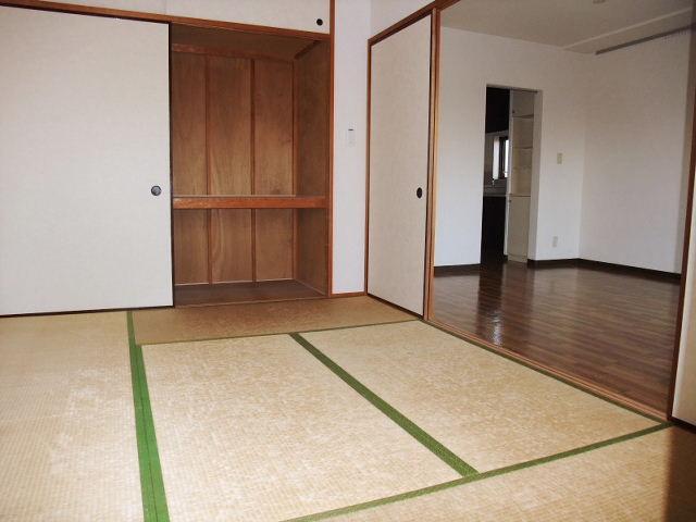 Other room space. Look at the LDK from Japanese-style. Storage is also good