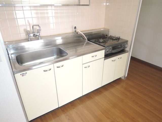 Kitchen. With gas stove!