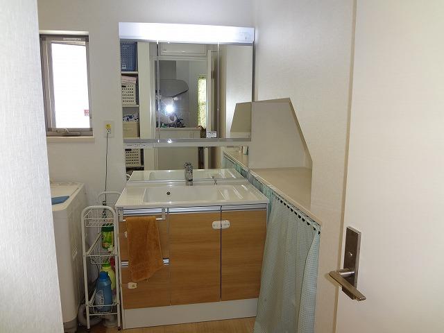 Wash basin, toilet