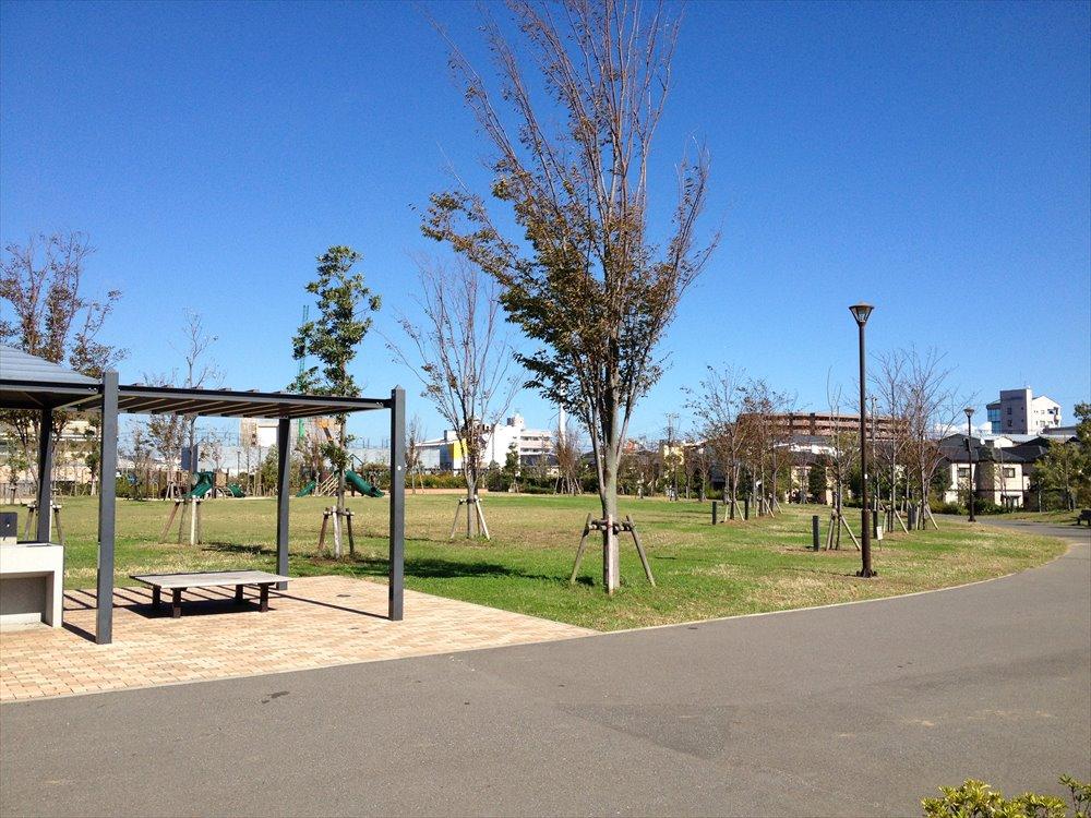 park. As a park that is popular as a rest and recreation of 585m local residents to Hiroo disaster prevention park, Also at the time of disaster, It has become a temporary shelter.