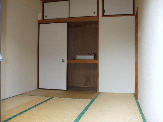 Living and room. Japanese-style room is south-facing