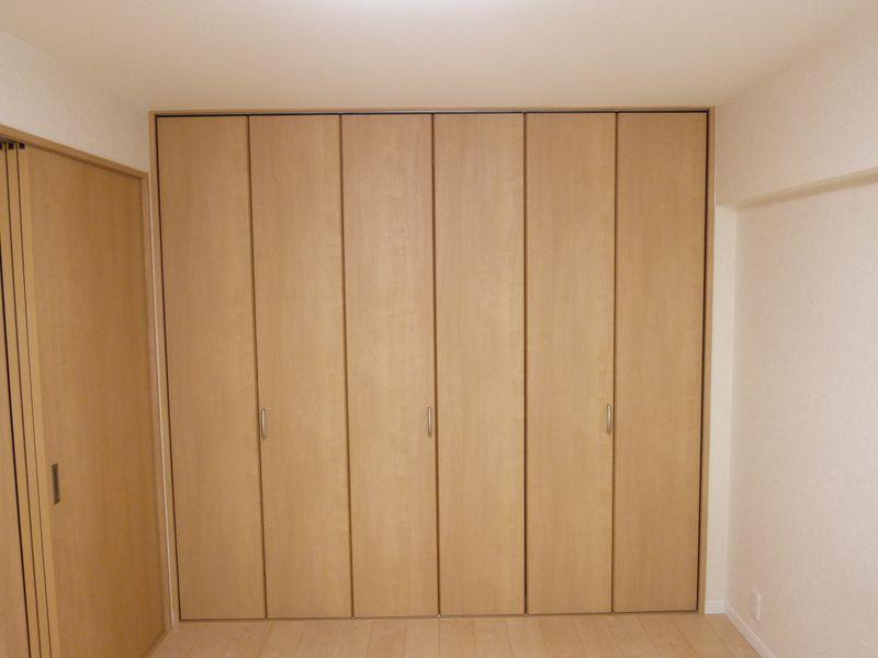 Non-living room. Western-style 6 Pledge storage