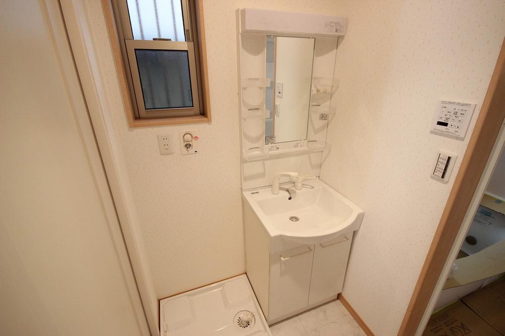 Wash basin, toilet. Wash basin