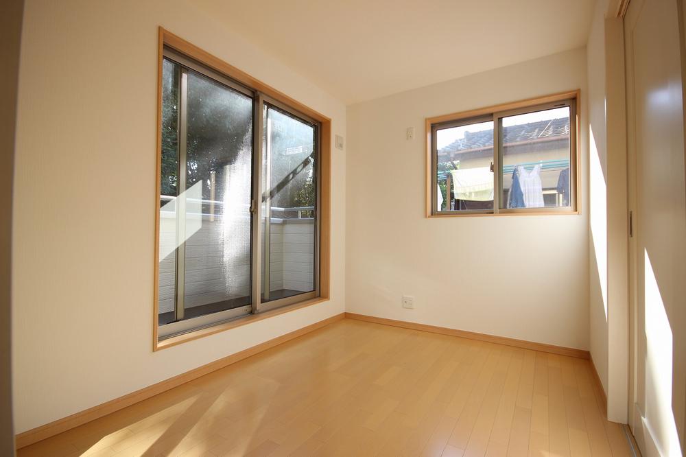 Non-living room. Each room window using the aluminum Low-E glass