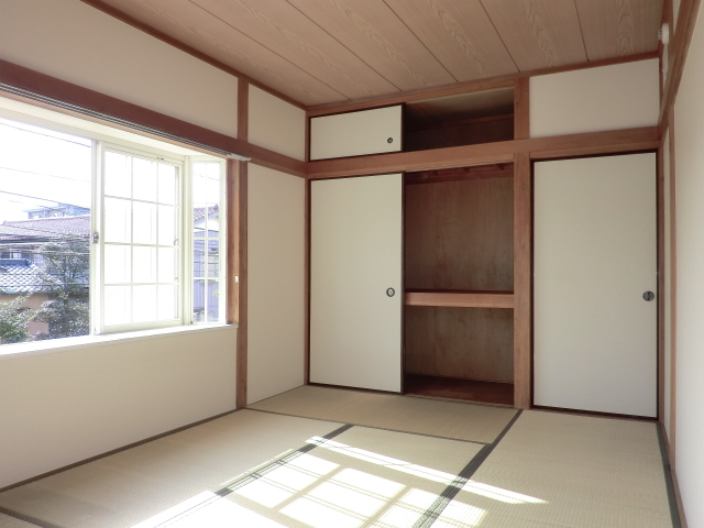 Other room space. Japanese-style room: shooting the room from the balcony