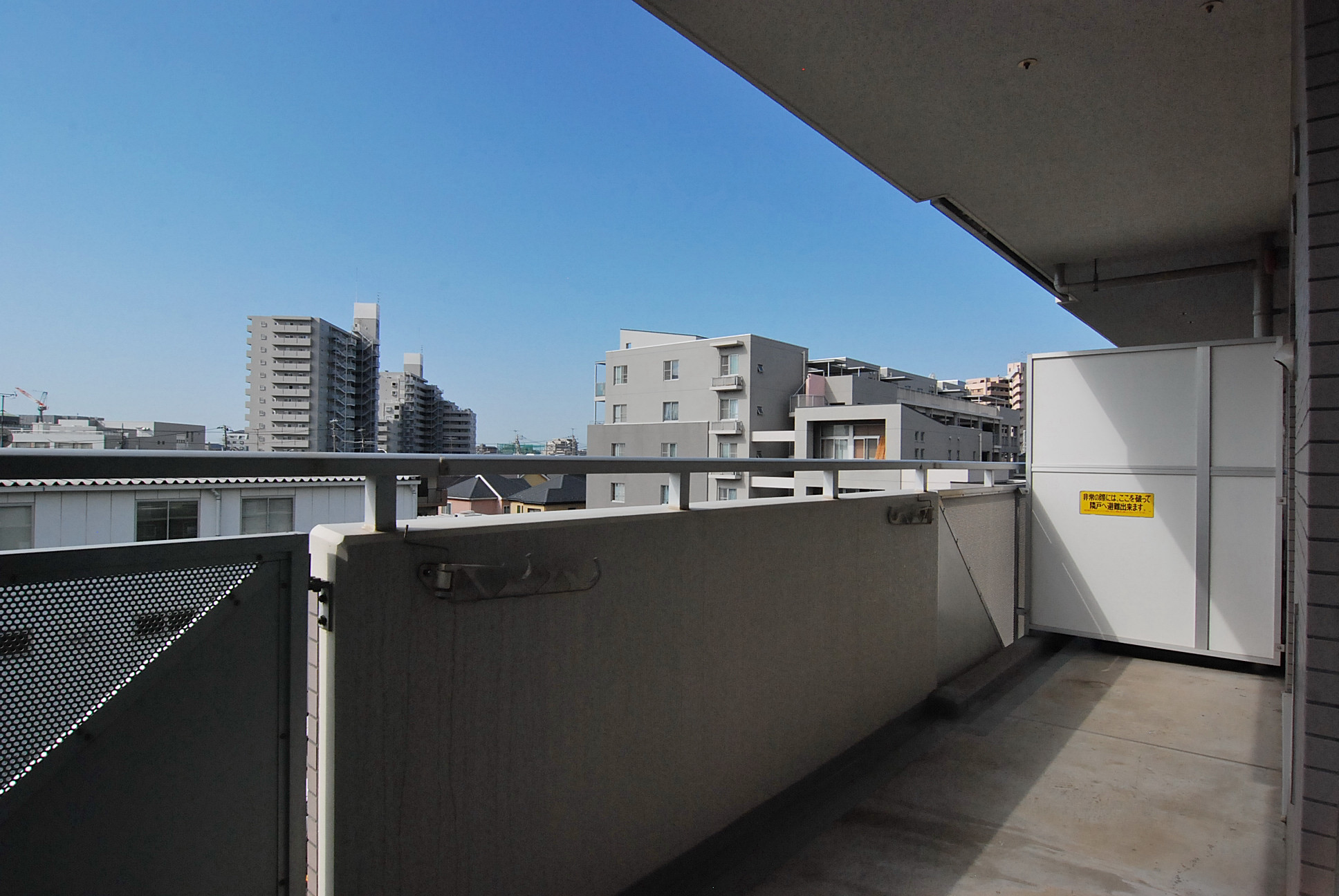 Balcony. Day ・ It is recommended both views.