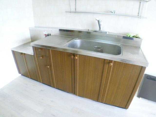 Kitchen. 2-neck is a gas stove can be installed.