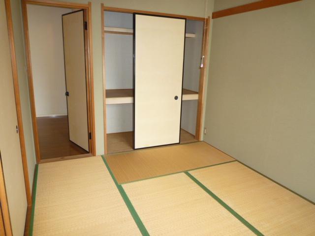 Living and room. It is with storage of Japanese-style.