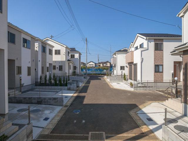 Local photos, including front road. Local November 5 shooting living environment better of a quiet residential area, All 12 buildings birth! Please feel free to contact us. Anytime I will guide.