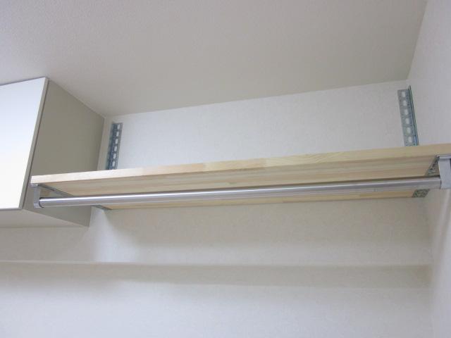 Receipt. Installing the hanger pipe exerted clothes, etc.. Installing the luggage definitive space is also at the top