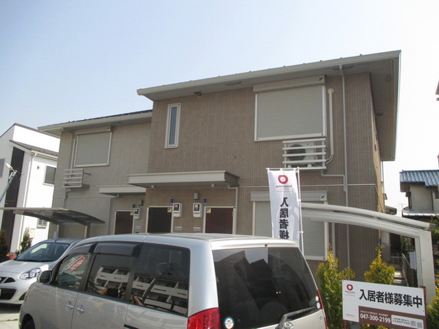 Building appearance. It is a newly built apartment in a quiet residential area. 