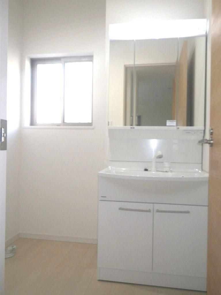 Wash basin, toilet. It is the washstand