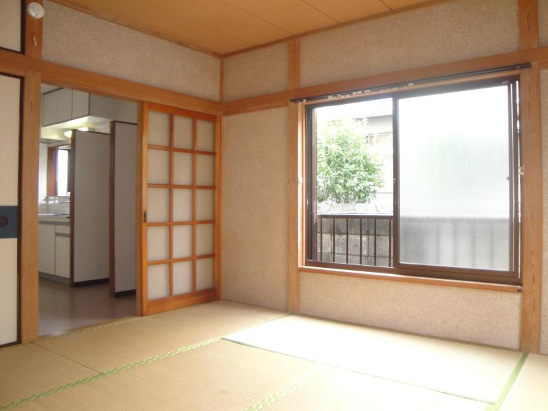 Living and room. Tatami will be replaced before occupancy. Day is also excellent.