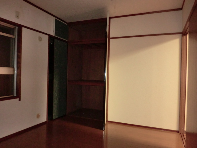 Other room space. North Western-style storage direction