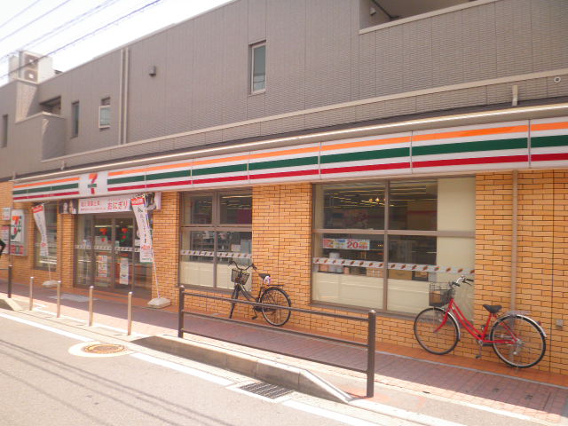 Convenience store. 300m to Seven-Eleven (convenience store)