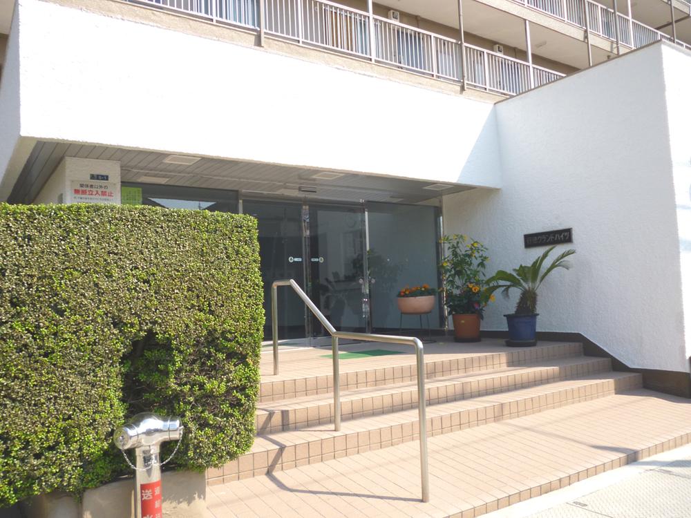 Entrance. Common areas