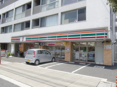 Convenience store. 250m to Seven-Eleven (convenience store)