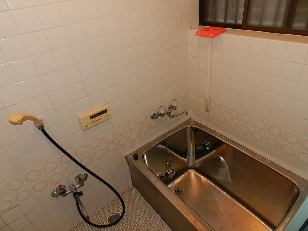 Bathroom. Local (September 2013) Shooting