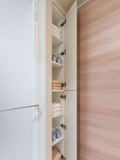 Bathing-wash room.  [Linen cabinet] Store, such as bath towels and pajamas such frequently used after bathing. It is a convenient storage space with depth.