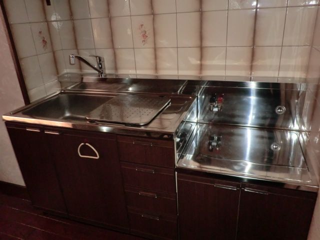 Kitchen. Gas stove can be installed