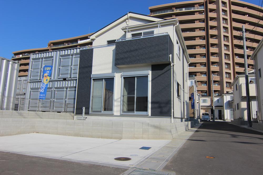 Local appearance photo. 1 Building