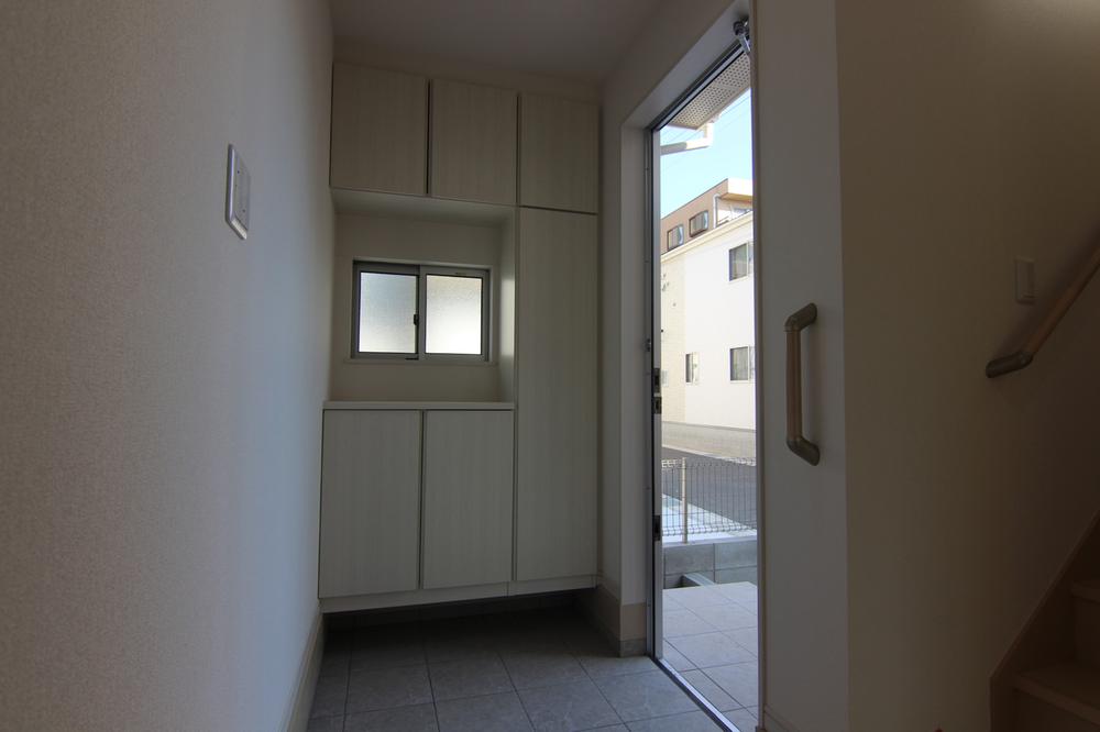 Entrance. 1 Building