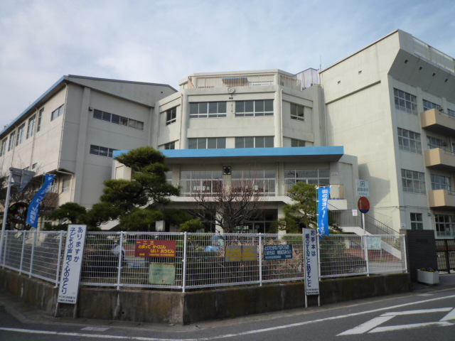 Primary school. 1061m to Ichikawa City seafood elementary school (elementary school)