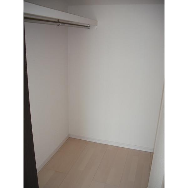 Receipt. Walk-in closet is