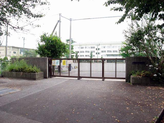 Primary school. 720m until Ichikawa Municipal lilies stand elementary school