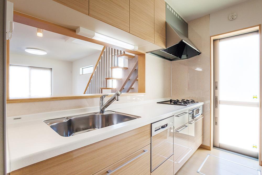 Kitchen. Face-to-face kitchen that can dishes while watching the children play in the living room