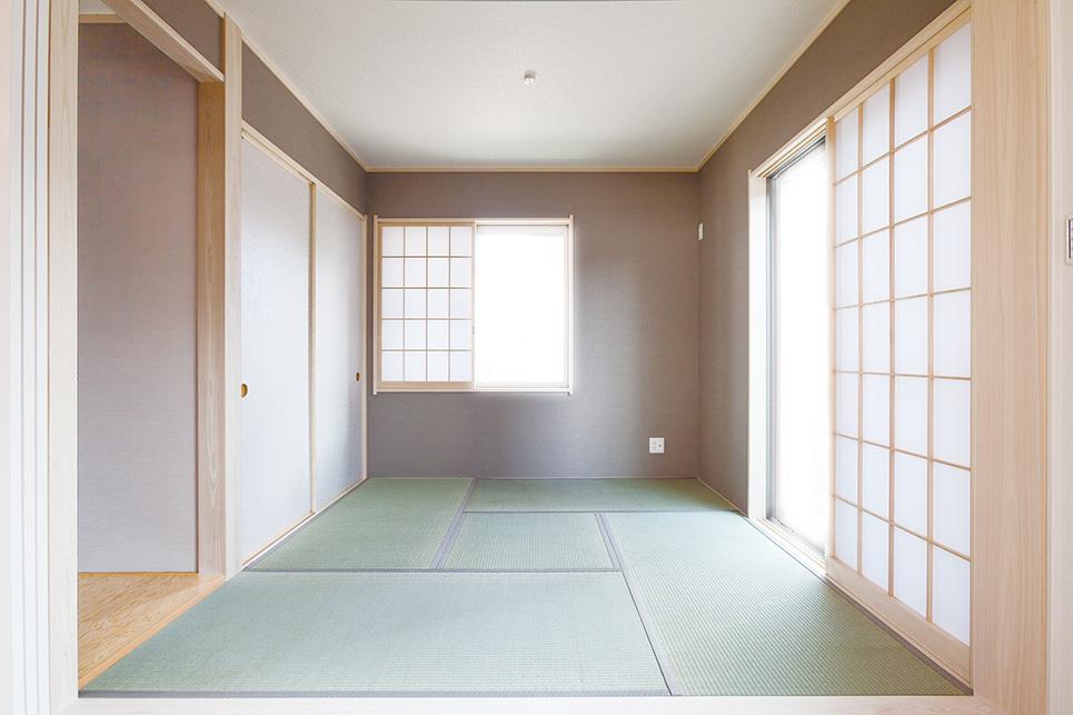 Other introspection. Japanese-style space transforms to a children's playground