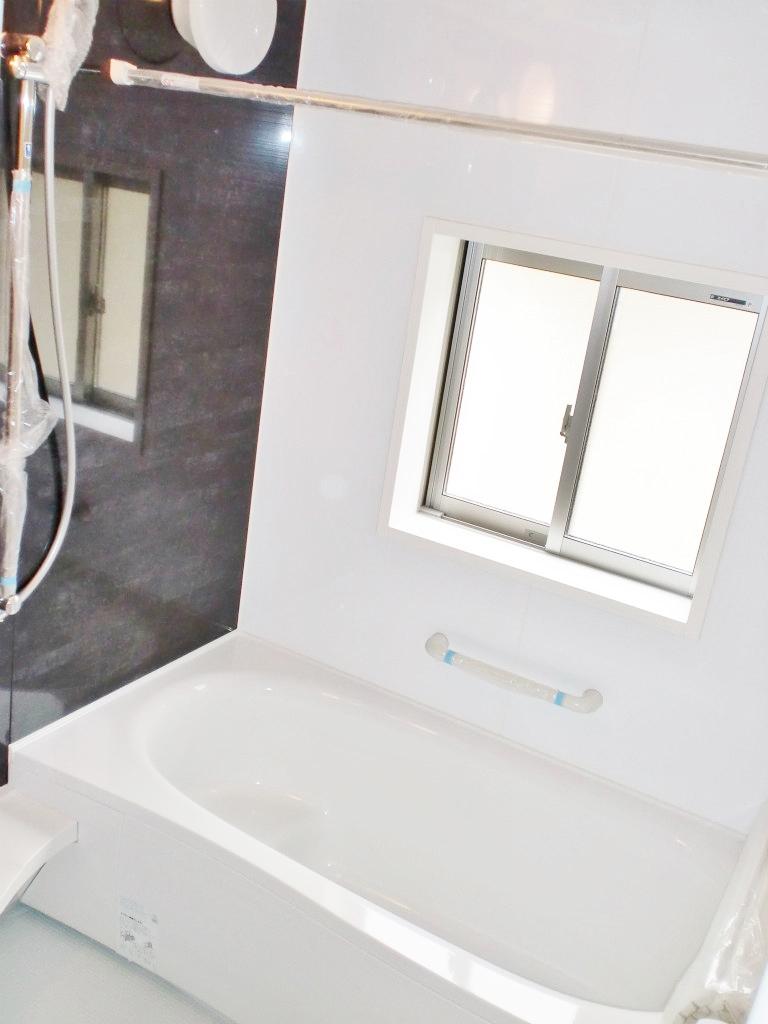 Bathroom.  [Selling local] Bathing of 1 square meters size with heating dryer!