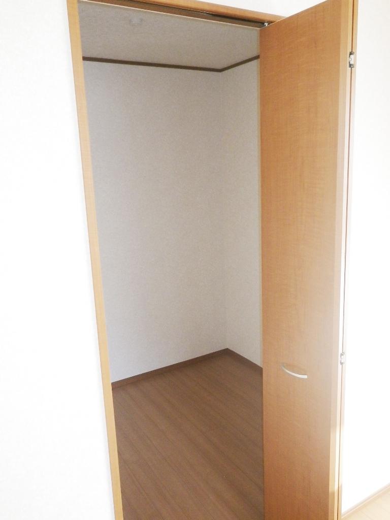 Receipt. Walk-in closet is