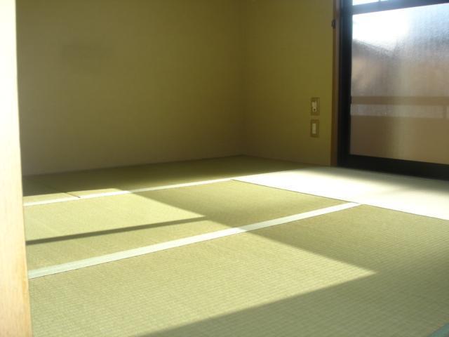 Other room space. We also exchange tatami