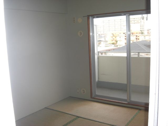 Living and room. Is a tatami room.