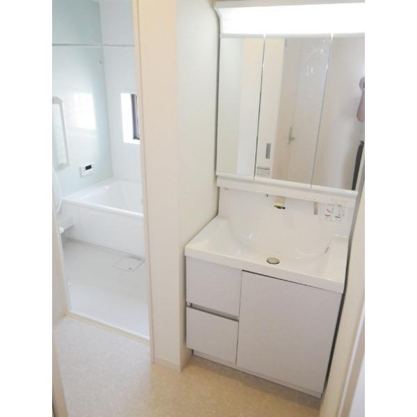 Wash basin, toilet. Same specifications Photos