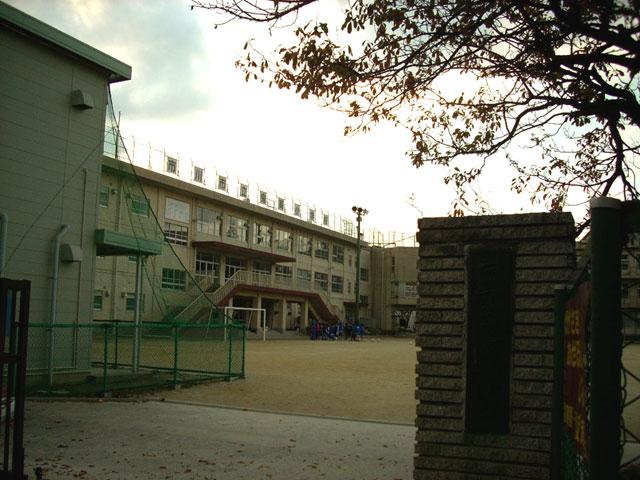 Primary school. Ichikawa Municipal Onidaka 800m up to elementary school