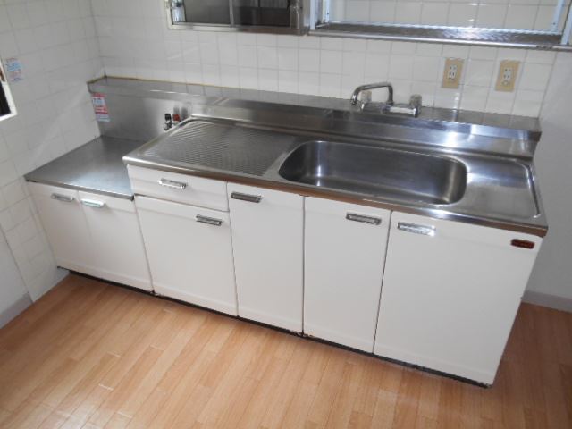 Kitchen. Gas stove can be installed