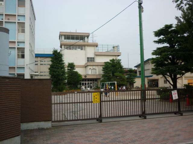 Primary school. 140m up to municipal Yahata elementary school (elementary school)