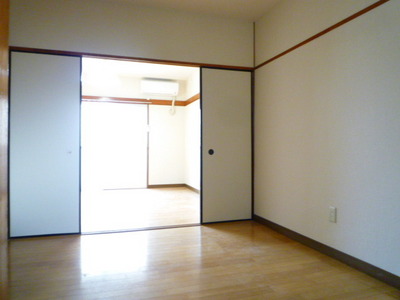 Living and room. You can also use as you and spacious 1K together the two rooms of the Western-style