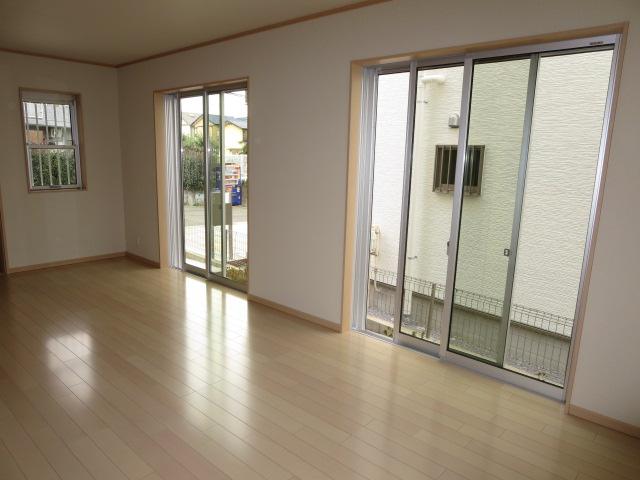 Living. Floor wax free type.