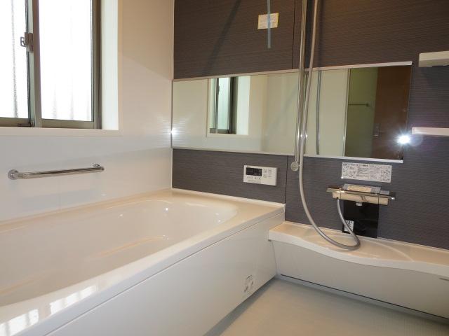 Bathroom. Oblong mirror, Stainless steel shower head, Lighting There is a sense of quality in the LED.