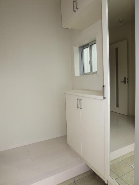 Entrance. Is there is a large mirror on the front door.