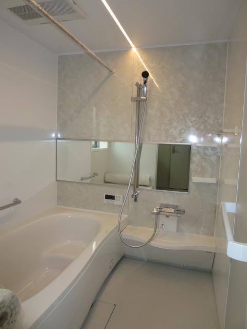 Bathroom. LED lights are illuminated with a single line, It has become a stylish bathroom.