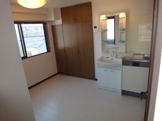 Living and room. Wash basin, Closet Yes, Lighting with a Western-style