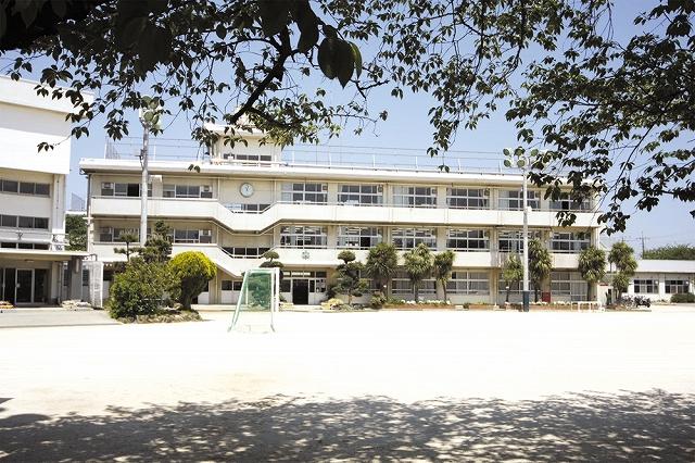 Primary school. 949m until Ichikawa City Wakamiya Elementary School