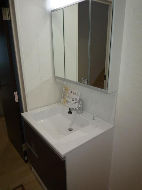 Wash basin, toilet